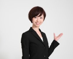手招きをするスーツの女性