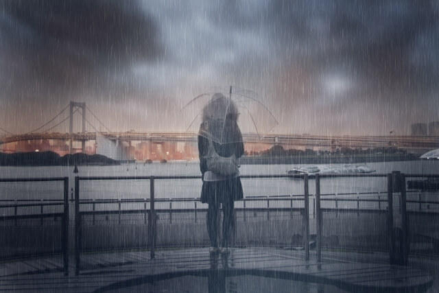 雨にぬれる女性